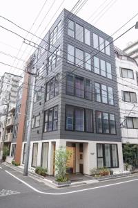 - un grand bâtiment dans une rue de la ville dans l'établissement Tokyo IKOI HOTELー綺麗なホテル, à Tokyo