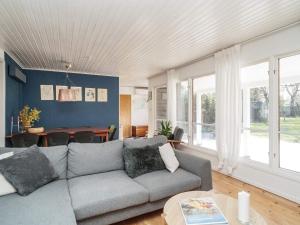 sala de estar con sofá y mesa en 6 person holiday home in Tisvildeleje, en Tisvildeleje