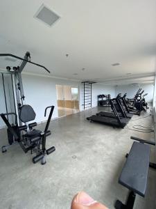 a gym with a row of treadmills and machines at Piazza diRoma com acesso ao Acqua Park e Splash in Caldas Novas