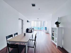 ein Esszimmer und ein Wohnzimmer mit Tisch und Stühlen in der Unterkunft MelbCBD Central large 3BR2BTH GymPool Heater in Melbourne