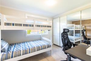 アンナ・ベイにあるSeabreeze 18 Abel Place fantastic holiday house on the beachの二段ベッド2台、デスクが備わる客室です。