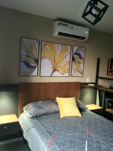 1 dormitorio con 1 cama con 4 cuadros en la pared en Tu hogar de lujo en equipetrol, en Santa Cruz de la Sierra