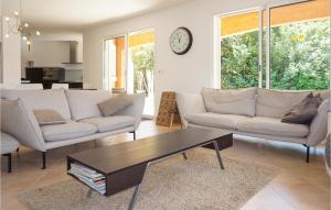Sala de estar con 2 sofás y mesa de centro en Stunning Home In Bdarieux With Kitchen en Bédarieux