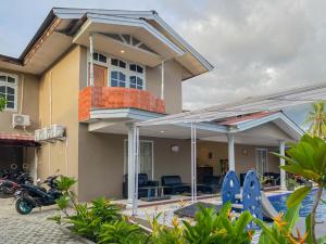 ein Haus mit Pool davor in der Unterkunft Urbanview Hotel ME Jayapura in Jayapura