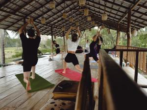 eine Gruppe von Menschen in einem Yoga-Kurs in der Unterkunft Roy's Villa in Sigiriya