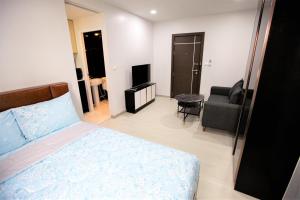 1 dormitorio con 1 cama, 1 sofá y 1 silla en VIP Great Hill en Thalang