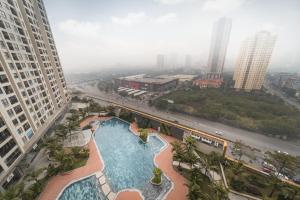 - une vue sur la piscine d'une ville dans l'établissement Troy House - Serviced Apartment - DCapitale, à Hanoï