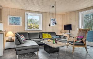 Bjerregårdにある3 Bedroom Awesome Home In Hvide Sandeのリビングルーム(ソファ、テーブル付)