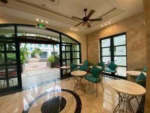 富國的住宿－Anna Beach Phú Quốc，大堂内的餐厅,配有桌椅