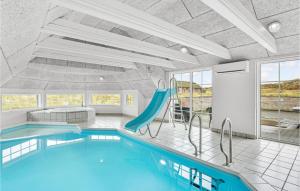 Nørre LyngvigにあるBeautiful Home In Ringkbing With Indoor Swimming Poolの家屋内の滑り台付きスイミングプール