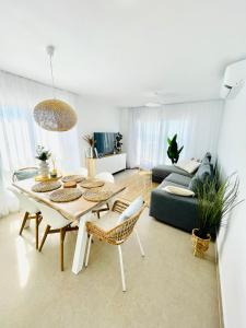 sala de estar con mesa y sofá en Apartamento Rokita Blanca, en La Manga del Mar Menor