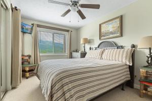 En eller flere senge i et værelse på Deer Ridge Mountain Resort C102 + 30 billeder