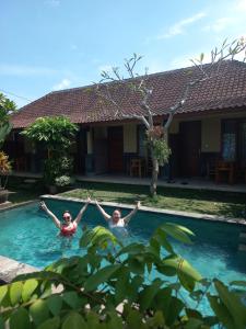 烏布的住宿－Werkudara Guest House，两人在房子的游泳池里