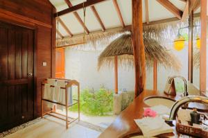 uma casa de banho com um lavatório e um espelho num quarto em Medhufushi Island Resort em Muli