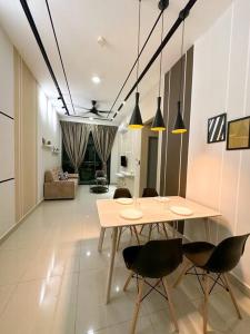 un comedor con mesa y sillas en una habitación en Cozy 2 BR Apartment w/ Pool Gym Wi-Fi & Work Space en Klang