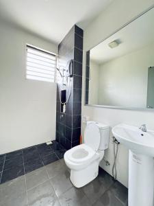 セパンにあるRania D'Mawar Homestay 2 1/2 Tingkat KLIAのバスルーム(トイレ、洗面台付)
