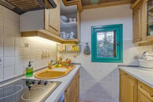 Virtuve vai virtuves zona naktsmītnē Fani's Riverside Cottage - Happy Rentals