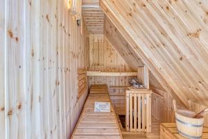 un interior de madera de una sauna con suelo de madera en Fani's Riverside Cottage - Happy Rentals, en Kostel