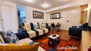 een woonkamer met banken en een woontafel bij Amaru Wasi in Cuzco