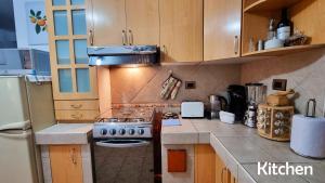 een keuken met een fornuis en een koelkast bij Amaru Wasi in Cuzco +34 foto's