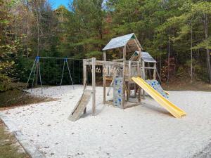 een speeltuin met een glijbaan en een schommel bij Deer Ridge Mountain Resort C102 in Gatlinburg