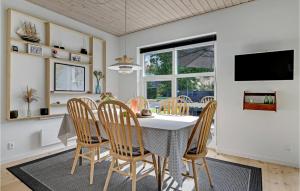 エーベルトフトにあるStunning Home In Ebeltoft With 3 Bedrooms And Wifiのダイニングルーム(テーブル、椅子付)