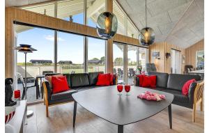 SkåstrupにあるAmazing Home In Bogense With 6 Bedrooms, Sauna And Wifiのリビングルーム(ソファ、テーブル付)