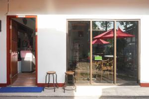 a restaurant with a table with a red umbrella at RedDoorz Plus @ Alun Alun Nganjuk in Nganjuk