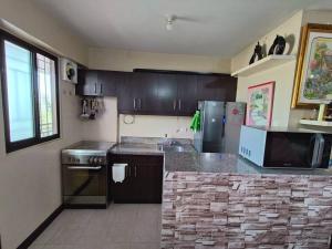 Η κουζίνα ή μικρή κουζίνα στο Cozy Condo Unit for rent! - with WiFi and Cable +2 φωτογραφίες