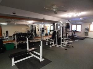 einen Fitnessraum mit mehreren Laufbändern und einer Decke in der Unterkunft Iron Horse Building D Unit 4104 in Winter Park