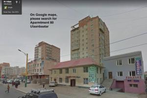 una ciudad con edificios y coches en una calle en OUNT-Central location, spacious, cozy and secure en Ulán Bator