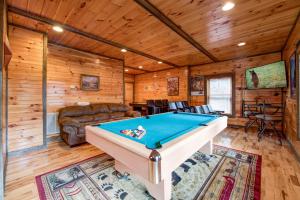- soggiorno con tavolo da biliardo in una cabina di Standing Bear Lodge, 5 Bedrooms, Sleeps 18, Pool Table, Air Hockey, Hot Tub a Gatlinburg