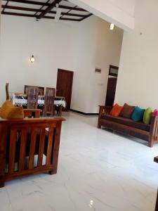 ein Wohnzimmer mit 2 Sofas und einem Sofa in der Unterkunft Ashi Galle Villa in Galle