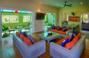 sala de estar con 2 sofás y TV en Butterfly Garden Villa, en Laem Set Beach