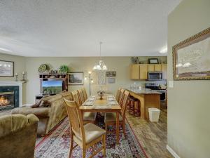 una sala de estar con una mesa y un sofá en Making Memories Whispering Pines 624, en Pigeon Forge