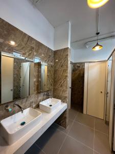 La salle de bains est pourvue de 2 lavabos et d'un grand miroir. dans l'établissement Fortune Homestay, à Hanoï