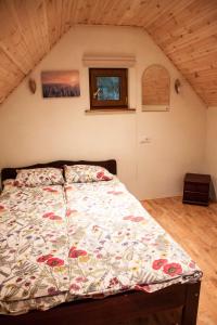 una camera da letto con un grande letto in mansarda di Pullijärve Holiday Park a Misso