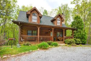 a log cabin with a porch and a driveway at Cherished Memories, 2 Bedrooms, Sleeps 6, Jetted Tub, Near Golf Course in Gatlinburg