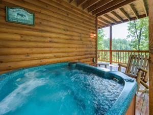 una bañera de hidromasaje en una cabaña de madera en Our Mountain Getaway, 3 Bedrooms, Sleeps 12, Hot Tub, 2 Jacuzzis, WiFi en Sevierville