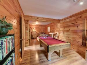 Τραπέζι μπιλιάρδου στο Our Mountain Getaway