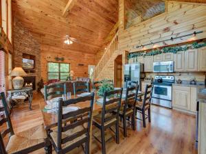 Η κουζίνα ή μικρή κουζίνα στο Our Mountain Getaway +41 φωτογραφίες