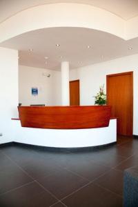 a court room with a wooden bench in a building at Jeiroes Do Mar in Madalena