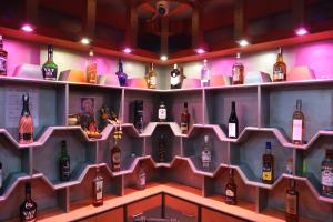 una habitación llena de muchas botellas de alcohol en STAYMAKER Hotel Suraj - Only Indian Citizens Allowed en Haldia