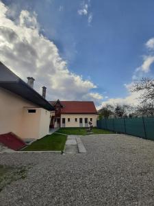 une maison blanche avec une clôture devant elle dans l'établissement Vila Dionysos Brasov, à Braşov