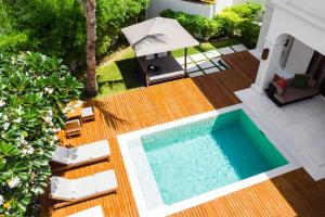 Bazén v ubytování SALA Samui Choengmon Beach Resort nebo v jeho okolí