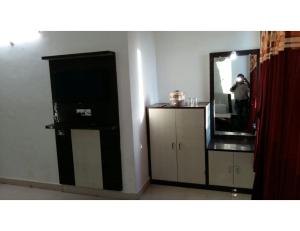 a person taking a picture of a mirror in a room at Hotel Agrawal, Pachmarhi in Pachmarhī