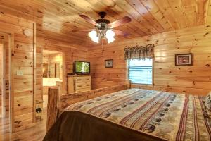 um quarto com uma cama grande num chalé de madeira em Bear Hunter, 4 Bedrooms, Sleeps 14, Theater, Jacuzzi, Arcade, Pool Table em Sevierville