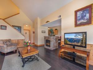 sala de estar con TV de pantalla plana y chimenea en Mountain Sanctuary 3204, en Pigeon Forge