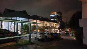 un estacionamiento con autos estacionados frente a un edificio en 97 Motel Moray en Dunedin