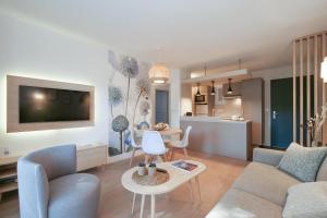 salon z kanapą i stołem oraz kuchnia w obiekcie Farniente Saint Tropez IV w Saint-Tropez